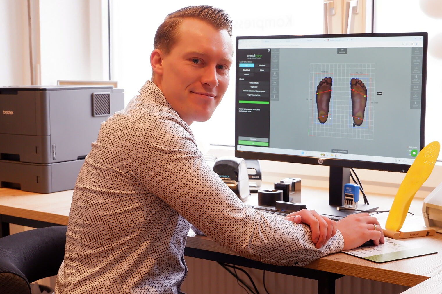 Innovativer Handwerker: Mithilfe seines 2D- und 3-D Scanners kann Orthopädieschuhtechnikermeister Jon Luca Husmann ein exaktes Abbild der Füße erstellen und perfekte Schuheinlagen nach Maß fertigen.