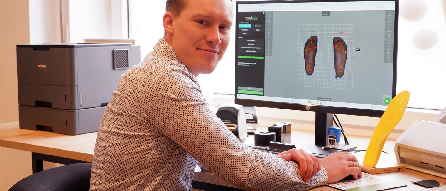 Innovativer Handwerker: Mithilfe seines 2D- und 3-D Scanners kann Orthopädieschuhtechnikermeister Jon Luca Husmann ein exaktes Abbild der Füße erstellen und perfekte Schuheinlagen nach Maß fertigen.