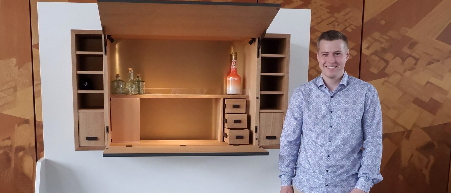 Peer Eike Kirstein mit seinem Meisterstück Barschrank "Klönschnaps" aus Eiche.