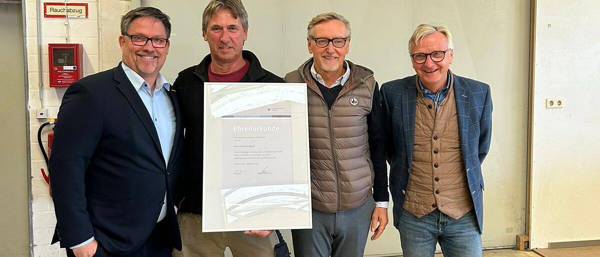 HWK ehrt Andreas Meyer bei Tischlerei Helmrich für 50 Jahre im Handwerk. Geschäftsführer Stefan Schillerüberreichte Andreas Meyer bei der Tischlerei Helmrich die Urkunde für 50 Jahre im Handwerk.